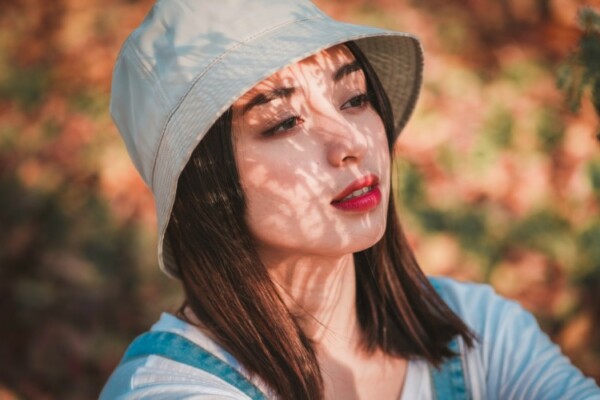 Woman wearing a bucket hat