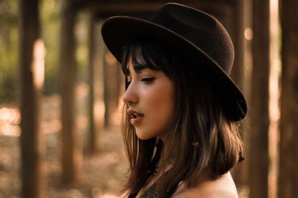 model brown hat