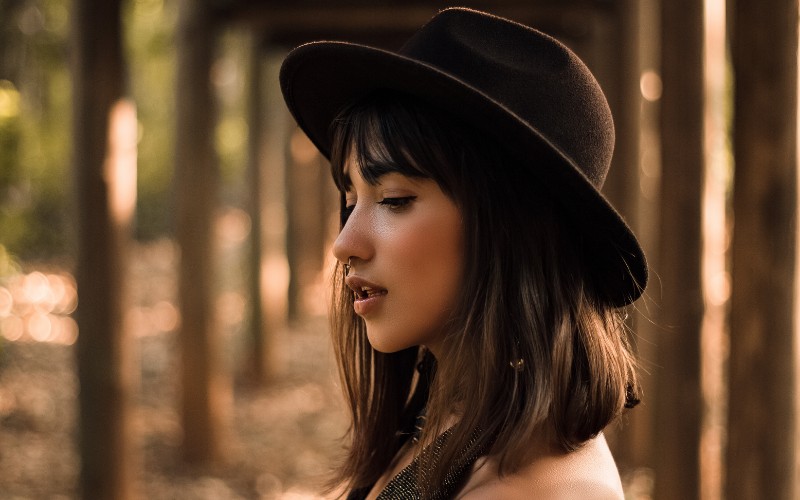 model brown hat