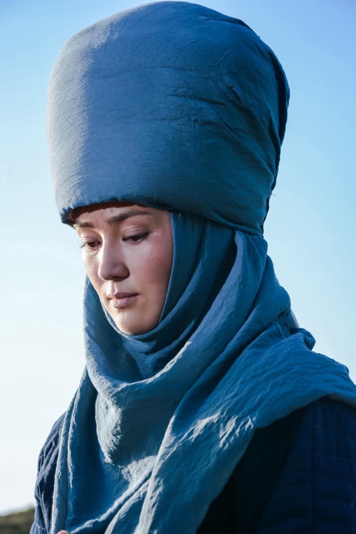 woman wearing an elechek
