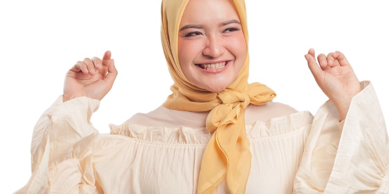 woman wearing Parisian knot style hijab