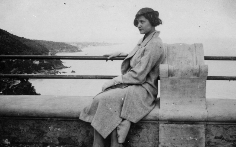 woman wearing cloche hat in 1930s