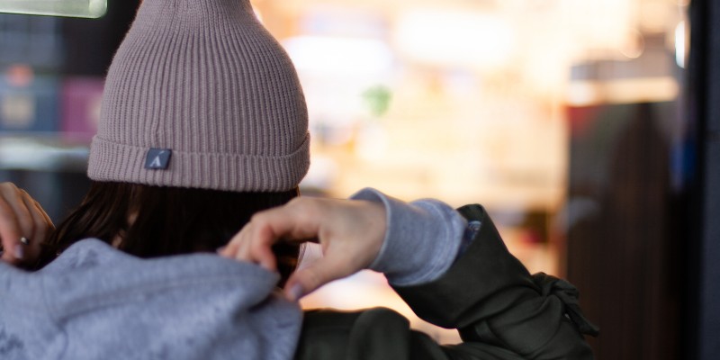 Woman wearing a grey beanie