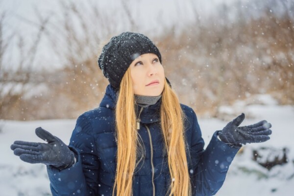 Woman wearing a black knitted beanie in the snow